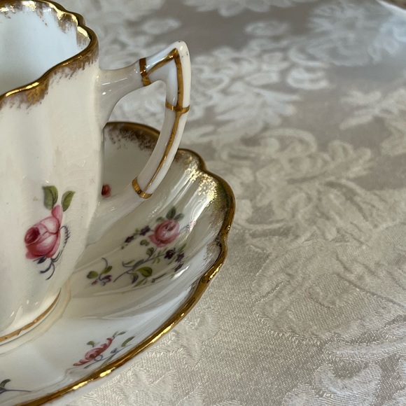 Vintage teacup. Beautiful rose patterned bone china. By Victoria. - Picture 3 of 7